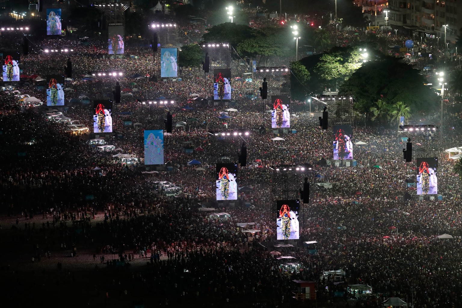 Fans pack the shores of Copacabana Beach to watch a free concert by Colombian pop star Shakira in Rio de Janeiro, Saturday, May 2, 2026. (AP Photo/Bruna Prado)
Brazil Shakira