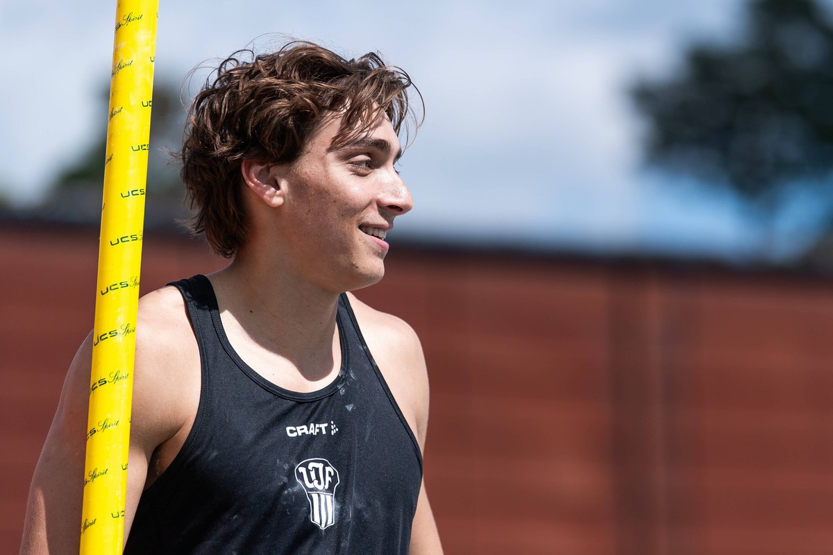 230708 Armand Duplantis, Upsala IF, tävlar i herrarnas stavhopp under Lag-SM den 8 juli 2023 i Stockholm. *** 230708 Armand Duplantis, Upsala IF, will compete in the mens pole vault at the Team World  ...