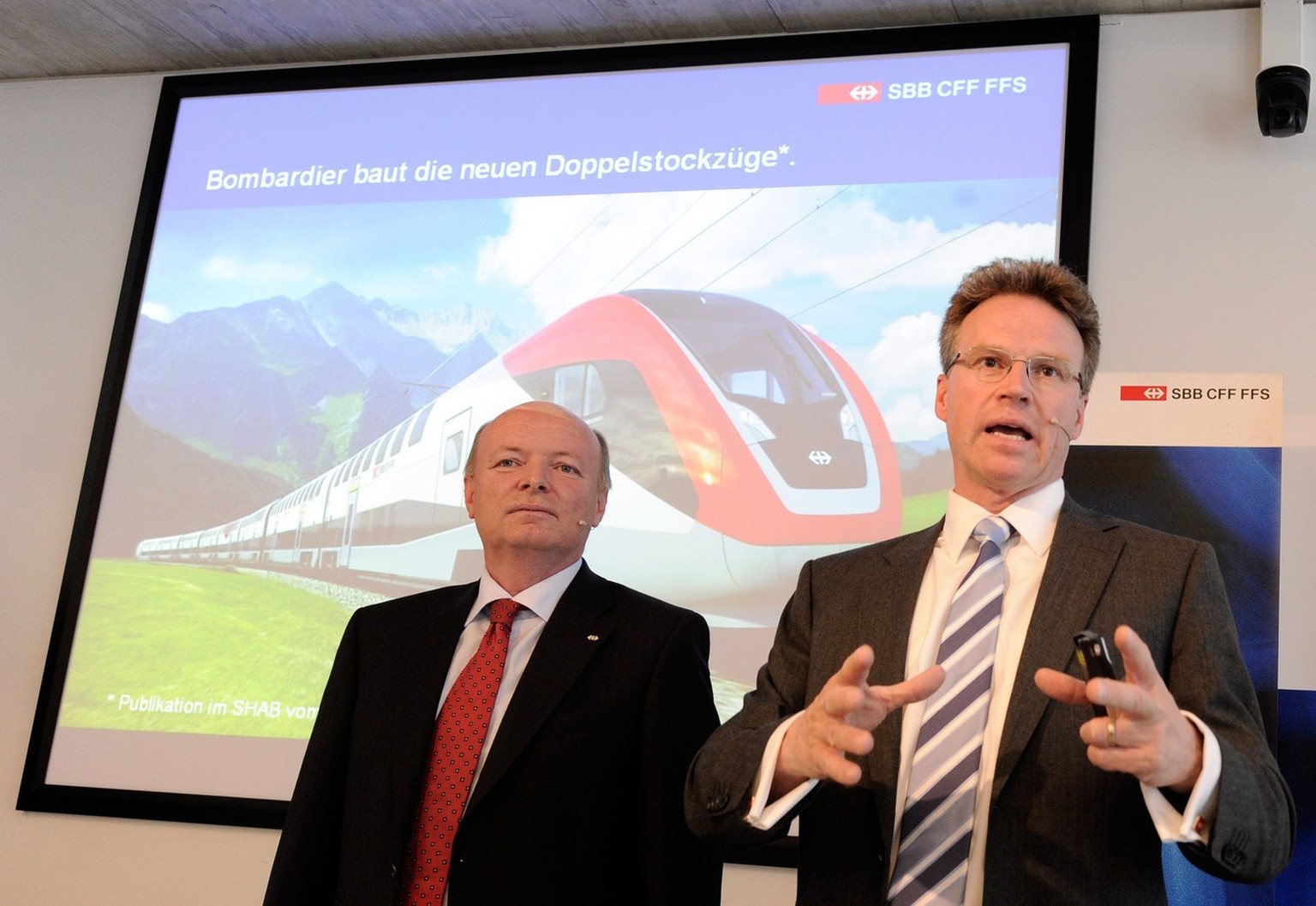 Andreas Meyer, rechts, CEO Schweizerische Bundesbahnen SBB, und Vincent Ducrot, links, Leiter Personenverkehr, praesentieren am Mittwoch, 12. Mai 2010, an einer Medienkonferenz in Bern den Beschluss d ...