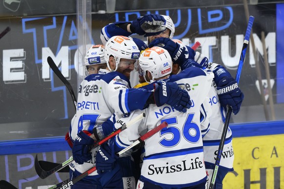 Les joueurs de ZSC Lions celebrent le goal de l&#039;attaquant des ZSC Denis Malgin (2-2), lors de la rencontre de playoff 1/2 de final acte 3 du championnat suisse de hockey sur glace de National Lea ...