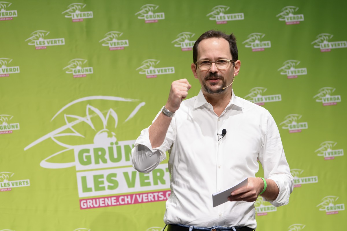 Balthasar Glaettli, Parteipraesident Gruene Schweiz und Nationalrat ZH, spricht an der Delegiertenversammlung der Gruene Schweiz, am Samstag, 13. November 2021, in BERN. (KEYSTONE/Anthony Anex)