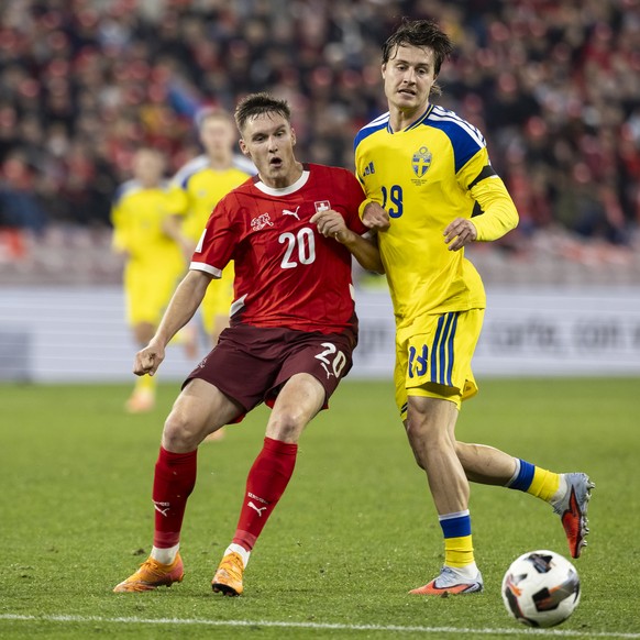 Switzerland&#039;s Michel Aebischer, left, fights for the ball with Sweden&#039;s Mattias Svanberg, during the FIFA 2026 World Cup Group B qualifying soccer match between Switzerland and Sweden, at th ...