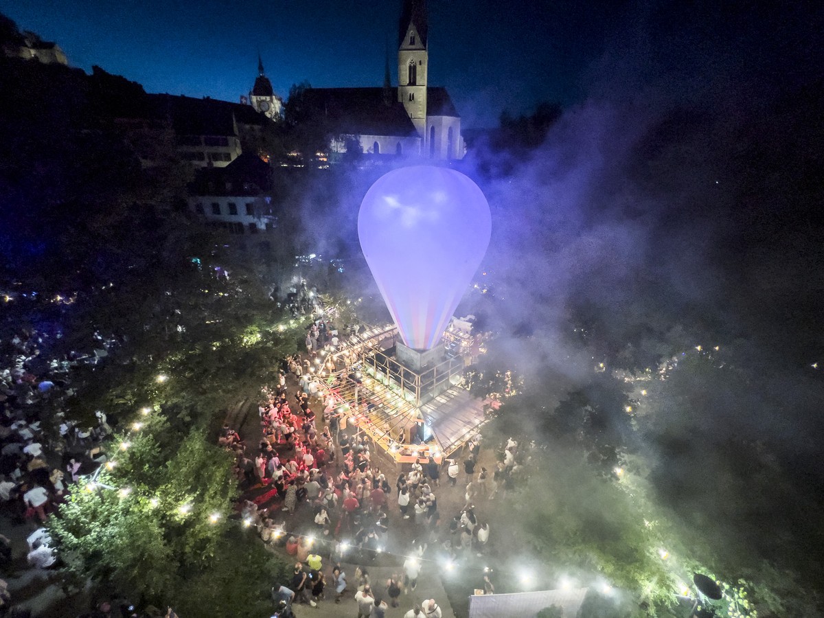 Besucher bewegen sich an der Badenfahrt 2023, aufgenommen am Freitag, 18. August 2023 in Baden. Das Volksfest Badenfahrt, das nur alle zehn Jahre stattfindet, dauert vom 18. bis zum 27. August 2023 st ...