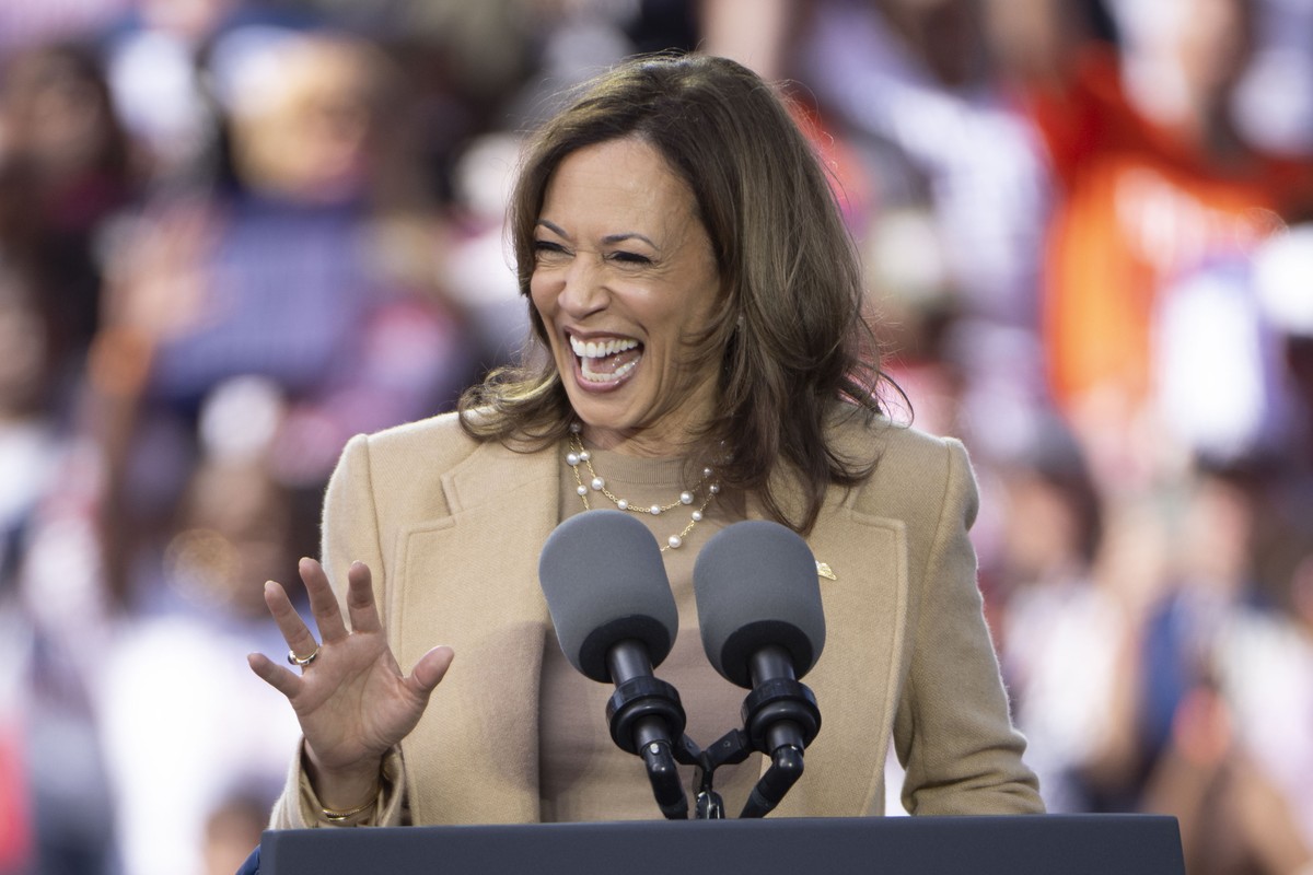 epaselect epa11697817 Democratic presidential candidate and current US Vice President Kamala Harris addresses supporters at a campaign rally held at the Atlanta Civic Center in Atlanta, Georgia, USA,  ...