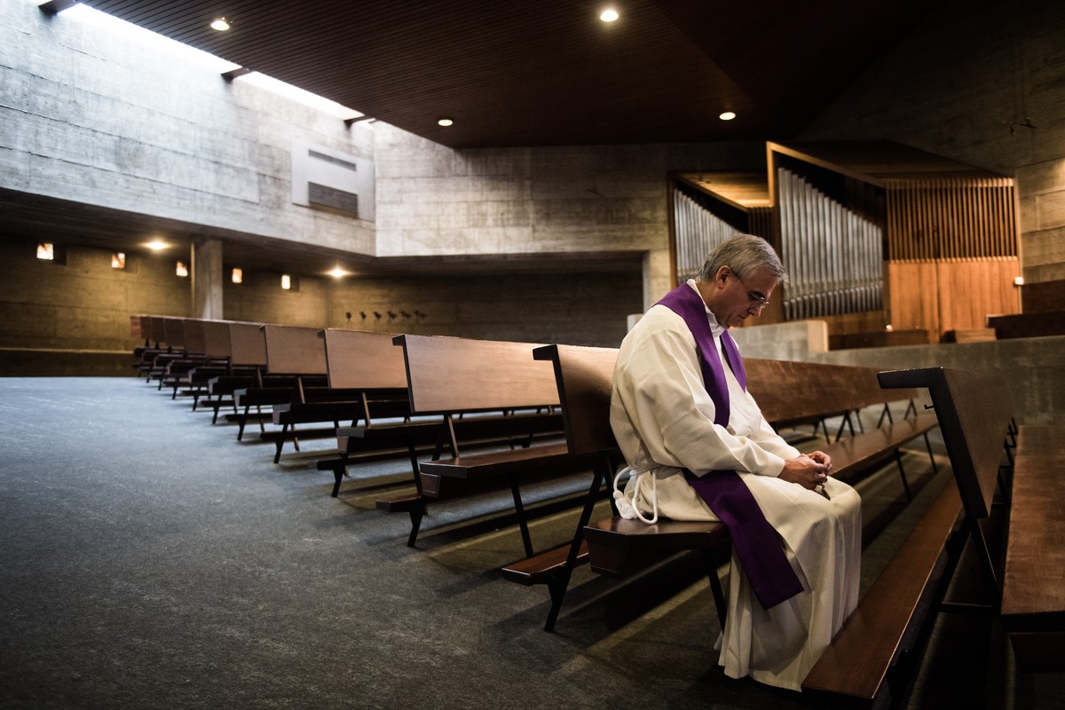 Bischof Valerio Lazzeri waehrend eines Gottesdienstes hinter verschlossenen Tueren, der per Radio- und Video-Streaming uebertragen wurde, am Sonntag, 15. Maerz 2020, in der Pfarrkirche "Cristo Ri ...