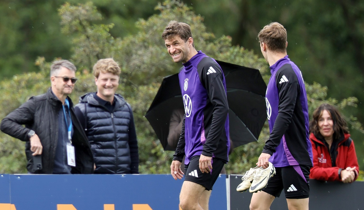 epa11376923 German national soccer team players Thomas Mueller (L) and Joshua Kimmich during a training session of the team at the German national team&#039;s training camp in Blankenhain, Germany, 29 ...