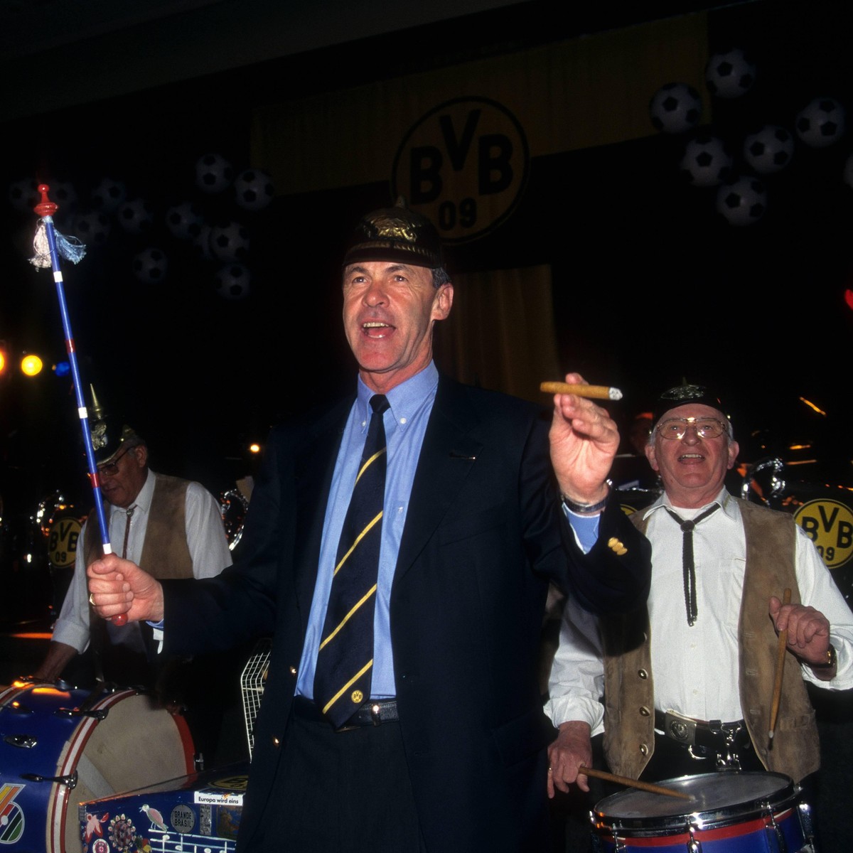 Trainer Ottmar Hitzfeld BVB, nicht umsonst der General genannt, gibt mit Pickelhaube und Zigarre den Takt vor während des Banketts von Borussia Dortmund im Sheraton Hotel nach dem Champions League Sie ...