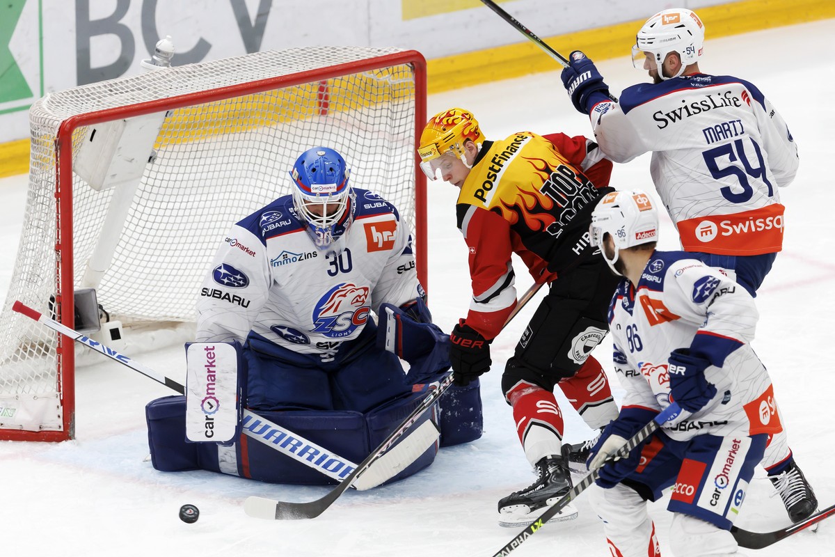 Le Top Scorer PostFinance Derek Grant (ZSC), 2e gauche, lutte pour le puck avec le gardien Simon Hrubec (ZSC), gauche, Dario Trutmann (ZSC) #86 et Christian Marti (ZSC), droite, lors du 2eme match de  ...