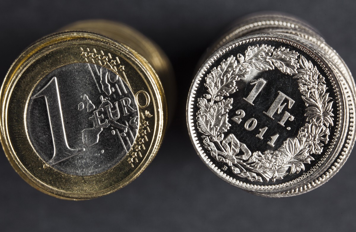 ARCHIVBILD - EURO UEBERSCHREITET ZUM ERSTEN MAL SEIT JANUAR 2015 DIE MARKE VON 1,15 FRANKEN - Coins of 1 Euro (left) and coins of 1 Swiss Franc (right), pictured on July 21, 2011. (KEYSTONE/Martin Rue ...