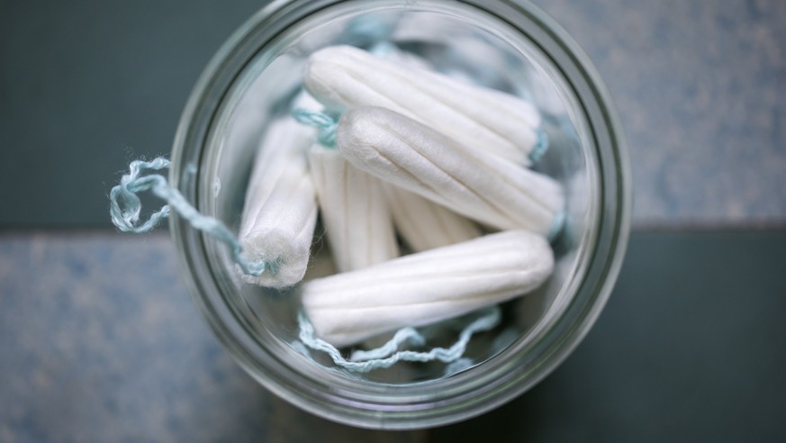 Tampons in einem Glas, fotografiert am Donnerstag, 21. Februar 2019, in Zug. Der Bundesrat will den Mehrwertsteuersatz fuer Damenhygieneartikel senken. (KEYSTONE/Alexandra Wey)