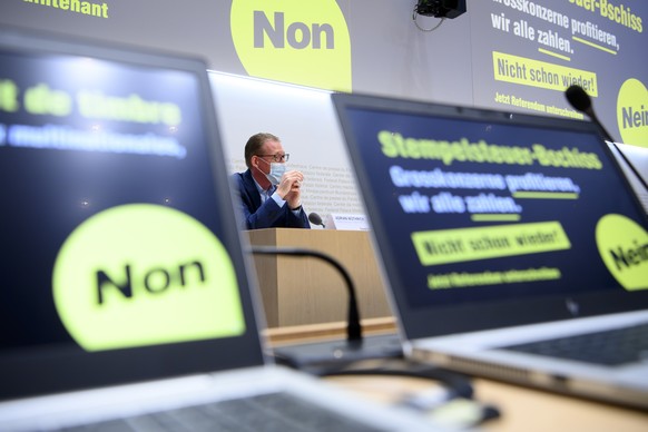 Adrian Wuethrich, Praesident Travail.Suisse, spricht waehrend einer ueberparteilichen Medienkonferenz des Referendumskomitees gegen die Stempelsteuer, am Dienstag, 29. Juni 2021, in Bern. (KEYSTONE/An ...