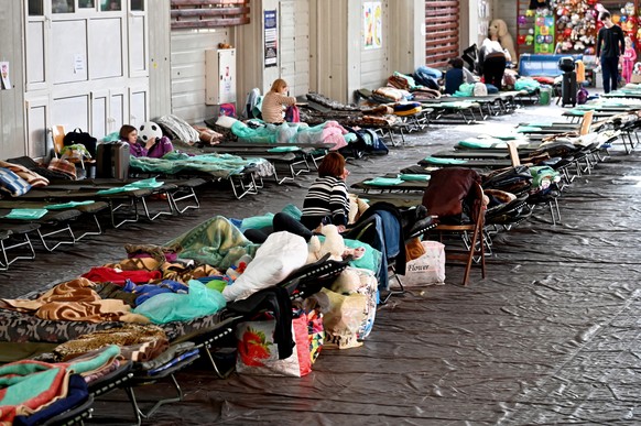 epa09875780 A view of a reception point for refugees from Ukraine at the University of Szczecin, in Szczecin, northwestern Poland, 07 April 2022. Since 24 February, when Russia invaded Ukraine, 2.548  ...