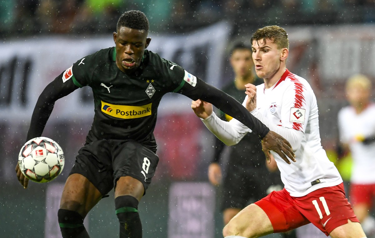 epa07204004 Moenchengladbach's Denis Zakaria (L) in action against Leipzig's Timo Werner (R) during the German Bundesliga soccer match between RB Leipzig and Borussia Moenchengladbach in Lei ...