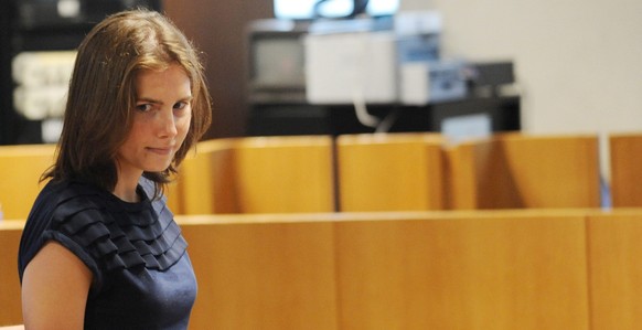 epa04048785 (FILE) A file photo dated 18 June 2011 shows US defendant Amanda Knox arriving in court for the start of her appeal trial at the Perugia courthouse, Perugia, Italy. An Italian court in Flo ...