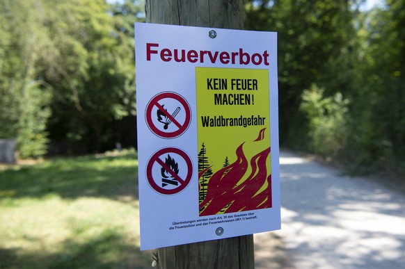 Anlaesslich des ausgesprochenen Feuerverbots im Wald und am Waldrand wurden rund um den Katzensee Verbotsschilder angebracht, grillieren an den Feuerstellen ist nicht erlaubt, am Freitag, 27. Juli 201 ...