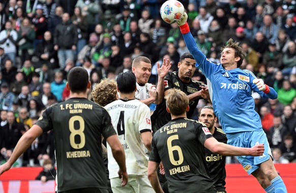 28.02.2026, xjhx, Fussball 1.Bundesliga, Borussia Moenchengladbach - 1.FC Union Berlin v.l. Nico Elvedi Borussia M�nchengladbach, Frederik Roennow 1. FC Union Berlin DFL/DFB REGULATIONS PROHIBIT ANY U ...