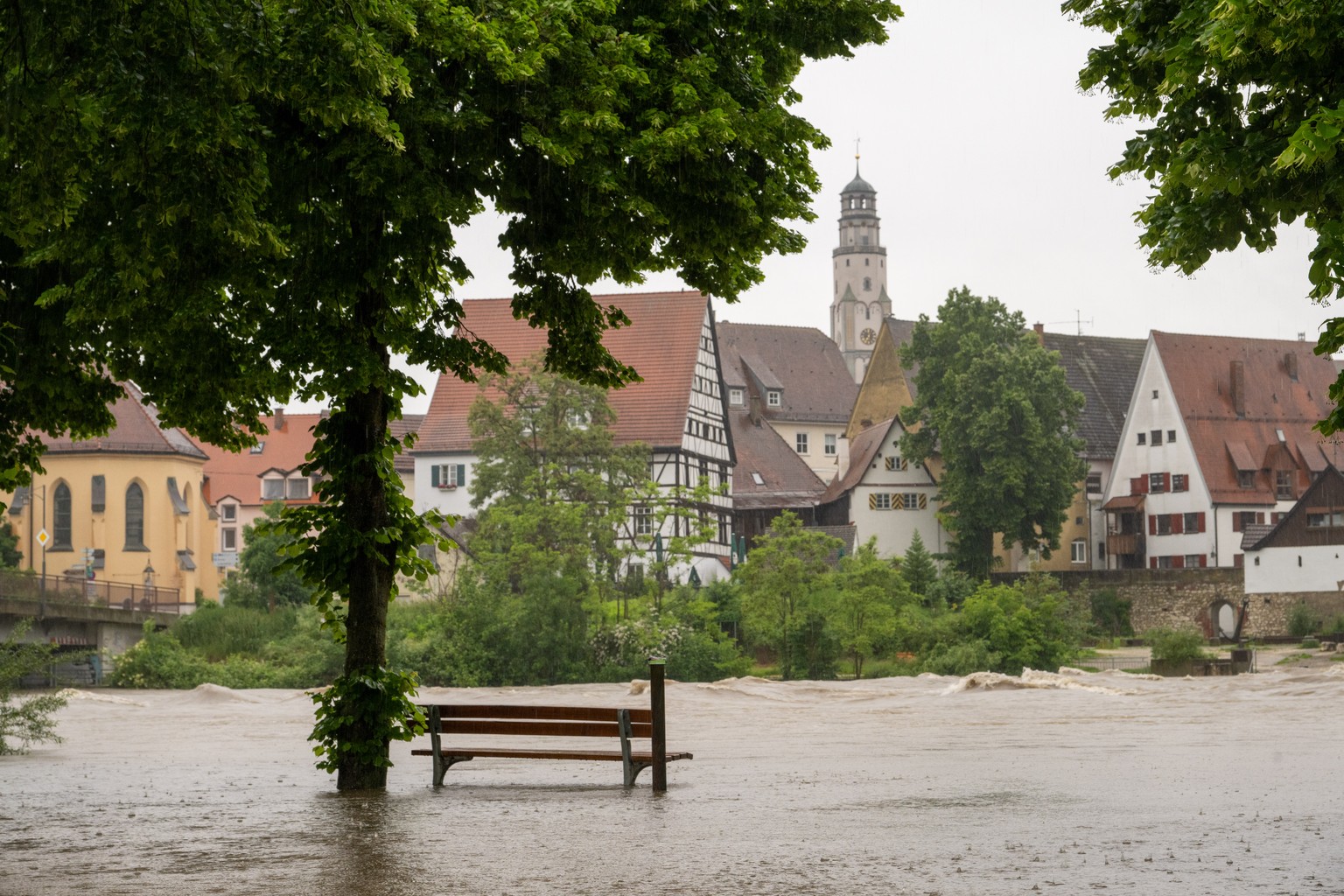 01.06.2024, Bayern, Lauingen: In Lauingen ist die Donau