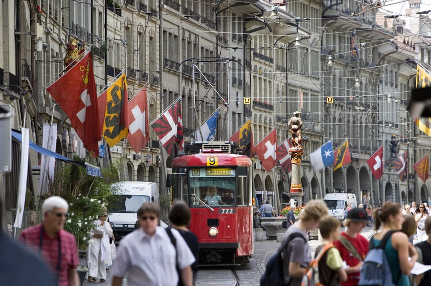 Das Tram Nummer 9 faehrt am 25. Mai 2007 durch die Marktgasse in Bern. (KEYSTONE/Martin Ruetschi)

The tram number 9 drives through the Marktgasse lane to the last stop Guisanplatz square in Berne, Sw ...