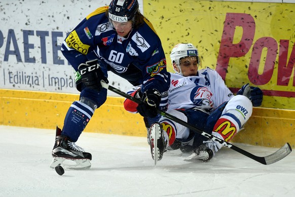 Ambris Franco Collenberg, links, und Zuerichs Chris Baltisberger, rechts, im Kampf um den Puck beim Eishockey Meisterschaftsspiel der National League A zwischen dem HC Ambri-Piotta und den ZSC Lions a ...