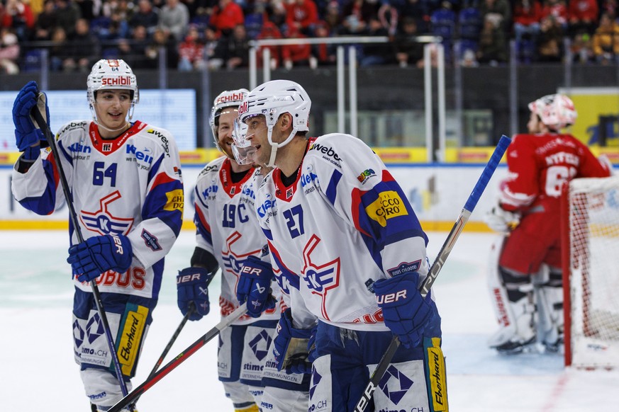 EHC Kloten Stuermer Eric Faille (#27) feiert sein Tor zum 1-3 mit Stuermer Steve Kellenberger (#19) und Verteidiger David Reinbacher (#64) waehrend dem Eishockey-Meisterschaftsspiel der National Leagu ...