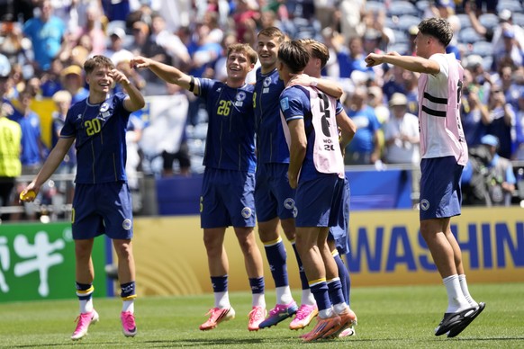 epa13062035 Players of Bosnia and Herzegovina celebrate with their supporters after winning the FIFA World Cup 2026 group stage match Bosnia and Herzegovina against Qatar, in Seattle, Washington, USA, ...