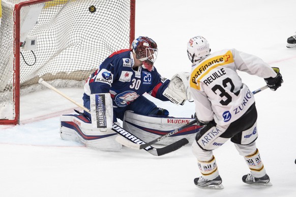 Luganos Sebastien Reuille, rechts, trifft zum 2:2 Tor gegen ZSC Goalie Lukas Flueeler, links, im zweiten Eishockey Playoff-Finalspiel der National League zwischen den ZSC Lions und dem HC Lugano am Sa ...