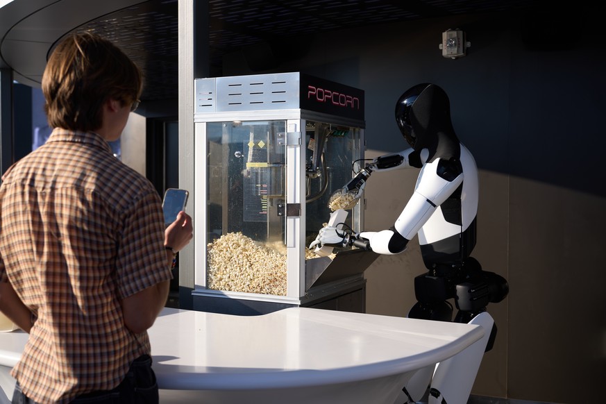 epa12254569 A robot serves popcorn at the Tesla Diner in Los Angeles, California, USA, 22 July 2025. Tesla&#039;s second-quarter earnings report will be released on 23 July 2025. EPA/ALLISON DINNER
