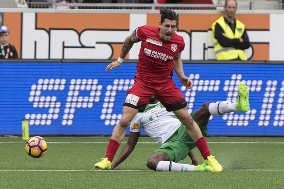 Thuns Dennis Hediger, links, im Duell mit St. Gallens Kofi Yeboah Schulz im Fussball Meisterschaftsspiel der Super League zwischen dem FC Thun und dem FC St. Gallen, am Sonntag, 19. Maerz 2017, in der ...