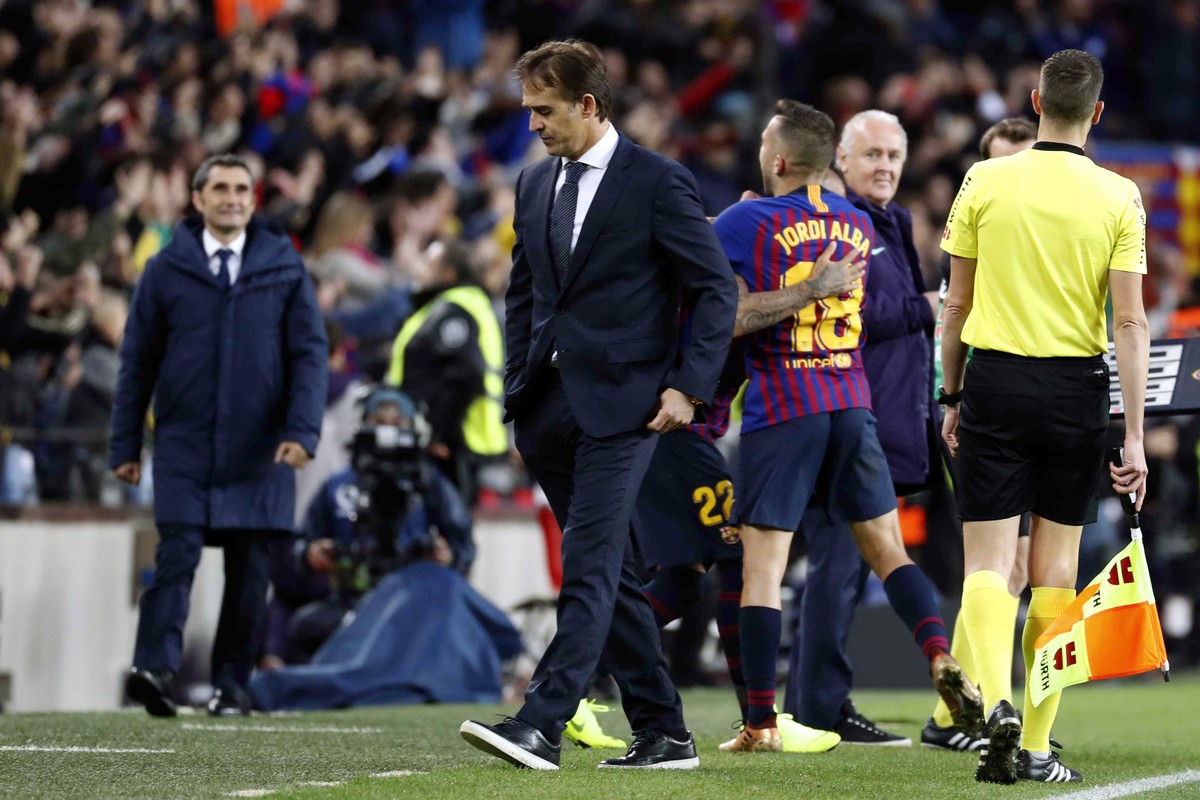 epa07127315 Real Madrid's head coach Julen Lopetegui (C) reacts during a Spanish LaLiga soccer match between FC Barcelona and Real Madrid at the Camp Nou stadium in Barcelona, north eastern Spain ...