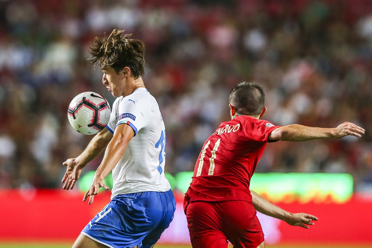 epa07011348 Portugal's Bernardo Silva (R) in action against Italy's Federico Chiesa (L) during the UEFA Nations League soccer match betwen Portugal and Italy in Lisbon, Portugal, 10 Septembe ...