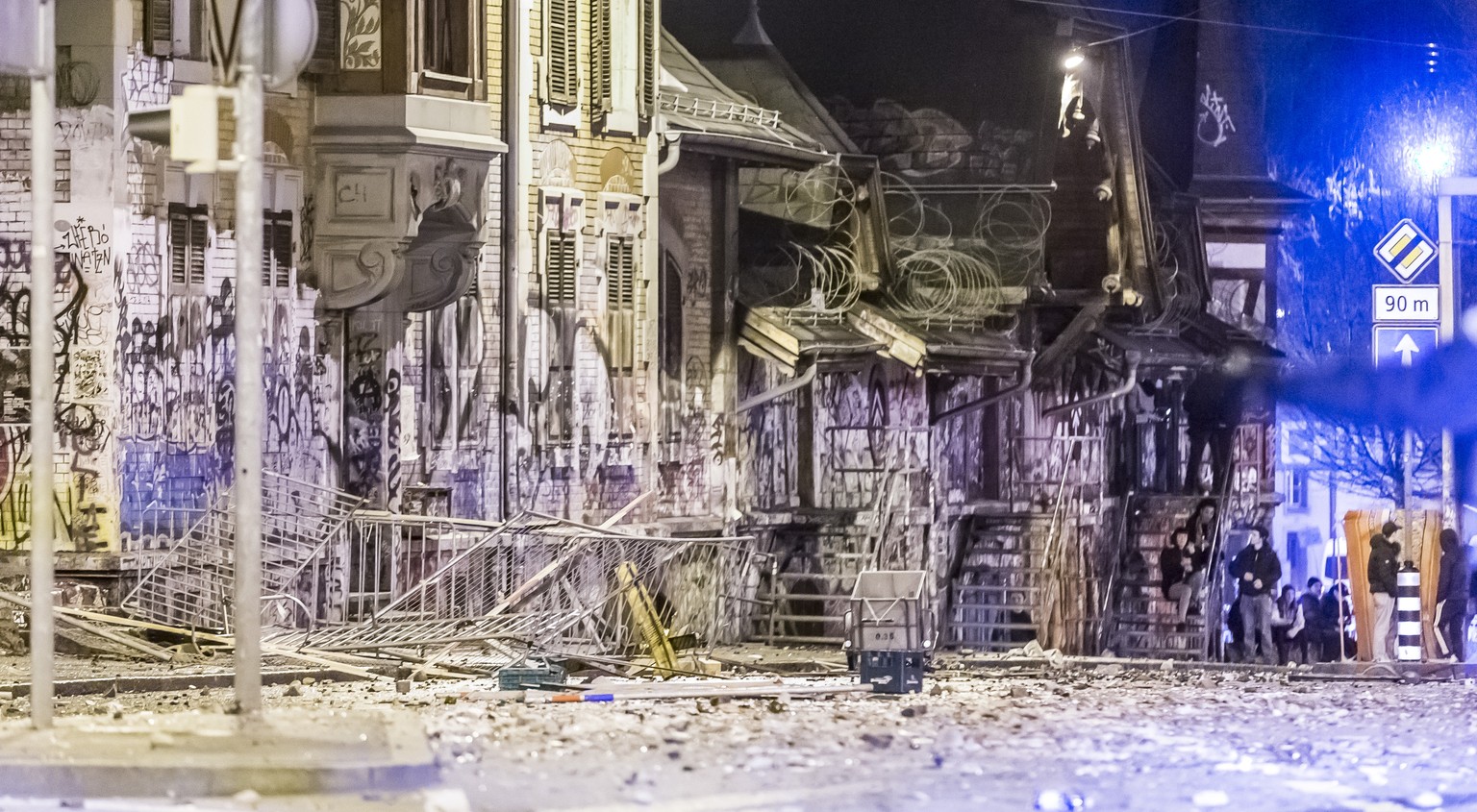 ARCHIVBILD ZUR SONDERDEBATTE DES BERNER STADTRATES ZU DEN KRAWALLEN IN DER REITSCHULE, AM DONNERSTAG, 02. FEBRUAR 2017 ---- Die Reitschule in Bern nach einer Demonstration, am Samstag, 25. Februar 201 ...