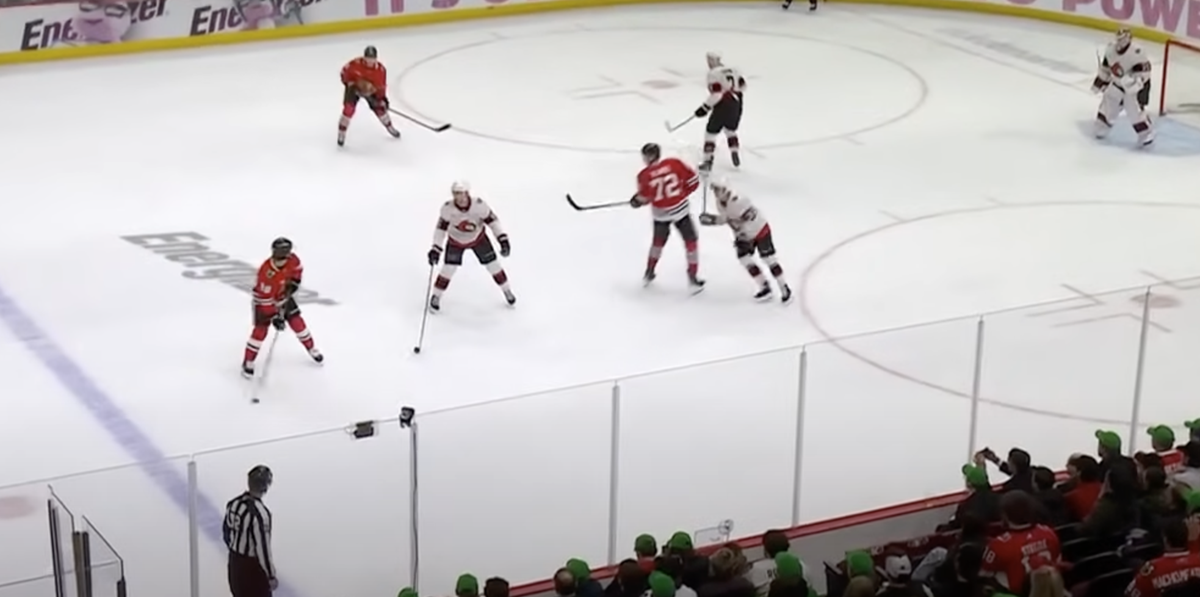 Ein Beispiel aus der NHL: Hier dürften das Scheibenführende Team die blaue Linie nicht mehr überqueren, so lange es noch im Puckbesitz ist.