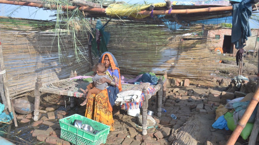 epa10145178 People affected by floods wait for relief in Hyderabad, Sindh province, Pakistan, 29 August 2022. According to the National Disaster Management Authority (NDMA) on 27 August, flash floods  ...