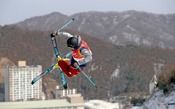 epa06544784 David Wise of the USA in action during the Men&#039;s Freestyle Skiing Ski Halfpipe Qualifications at the Bokwang Phoenix Park during the PyeongChang 2018 Olympic Games, South Korea, 20 Fe ...