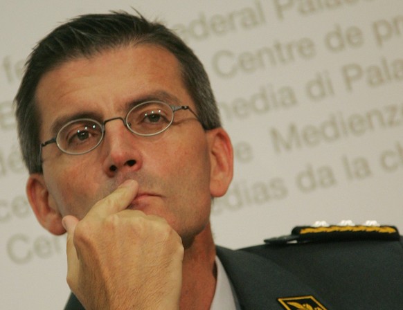 Roland Nef zieht eine mehrheitlich positive Bilanz seines ersten halben Amtsjahres als Chef der Armee, an einer Medienkonferenz am Freitag 27. Juni 2008 in Bern. (KEYSTONE/Marcel Bieri)
