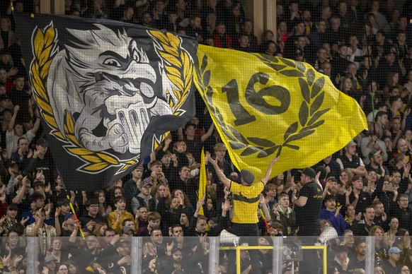 Ajoies Fans feuern ihre Spieler an beim ersten Spiel der Eishockey Ligaqualifikation der National League zwischen dem HC Ajoie und dem HC La Chaux-de-Fonds in der Raiffeisen Arena in Porrentruy, am Do ...