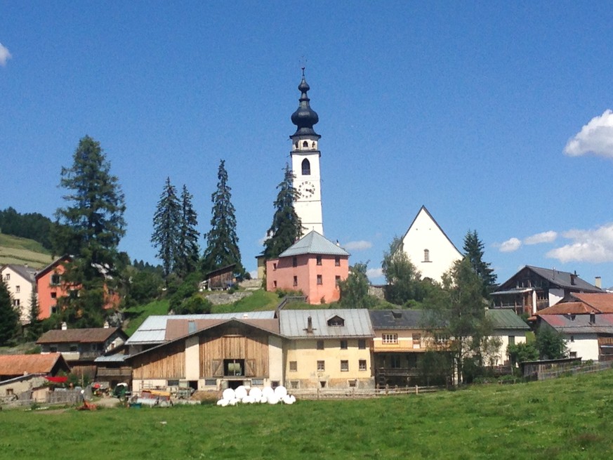 Steht der Kirchturm von Ftan schief?