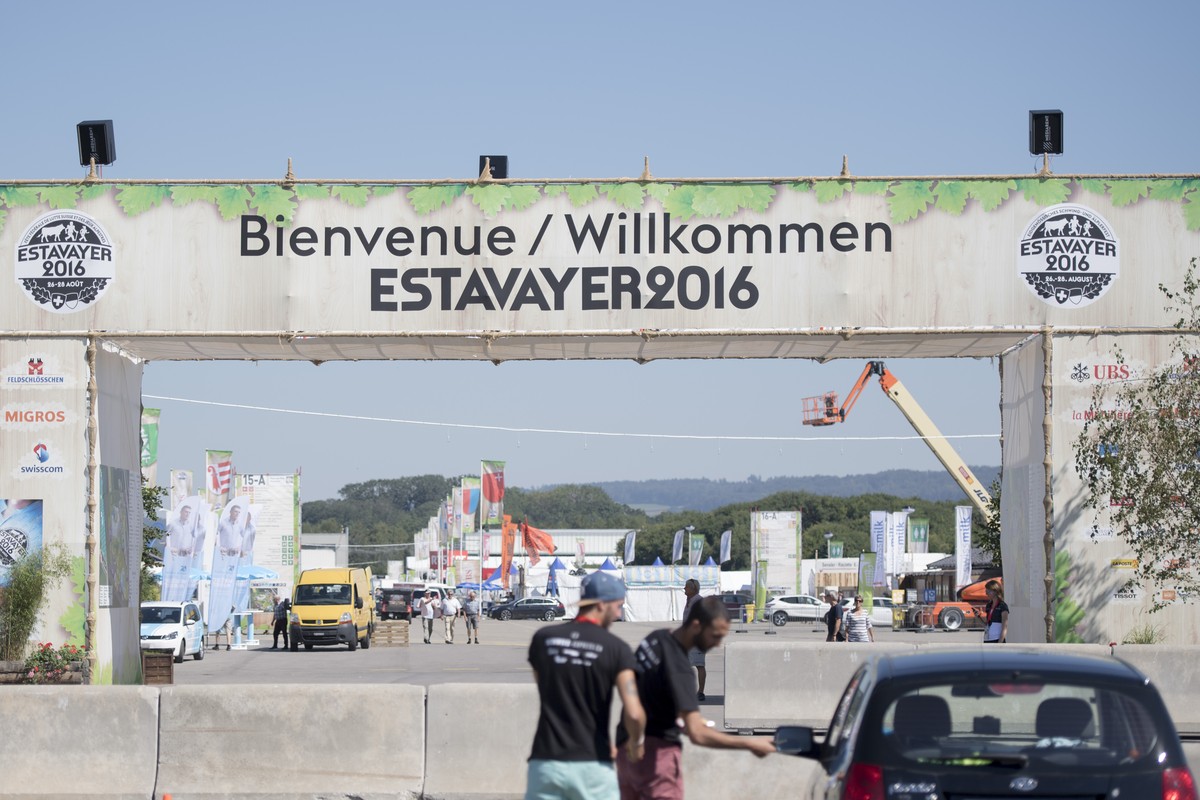 Am Eingang des fertig aufgebauten Festgelaendes ssteht auf dem Tor "Bienvenue / Willkommen - Estavayer 2016", dies anlaesslich des Eidgenoessischen Schwing- und Aelplerfest (ESAF) in Estavay ...