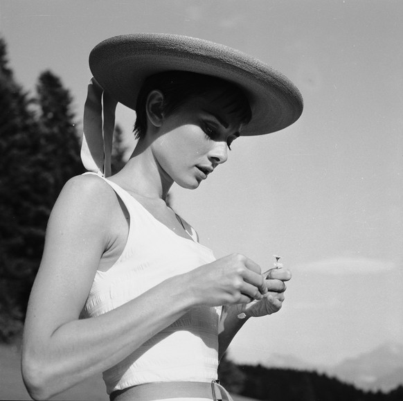 Swisshistory Hepburn
Fotograf:
Gerber, Hans 
Titel:
Audrey Hepburn : Aufenthalt auf dem Bürgenstock 
Beschreibung:
Im Freien mit Hut 
Datierung:
ca. 1954 Im Zimmer sitzend