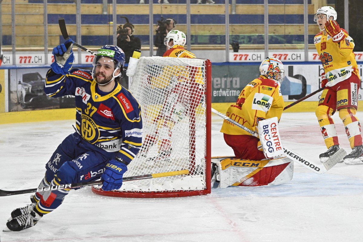 Der Davoser Julian Schmutz jubelt nach seinem Treffer zur 1:0 Fuehrung im Eishockey-Qualifikationsspiel der National League zwischen dem HC Davos und dem EHC Biel, am Dienstag, 29. November 2022, im E ...