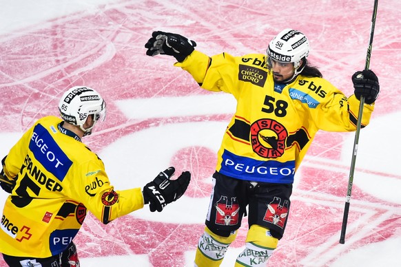 Eric Blum, rechts, und Ramon Untersander von Bern, bejubeln Blum&#039;s Tor zum 1-3, beim fuenften Playoff-Halbfinalspiel der National League A zwischen dem HC Davos und dem SC Bern, am Samstag, 26. M ...