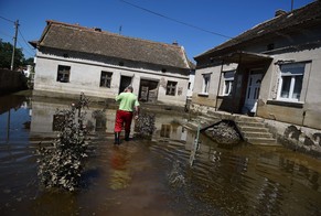 Ein Mann läuft durch seinen überfluteten Vorhof in&nbsp;Pozarevac.