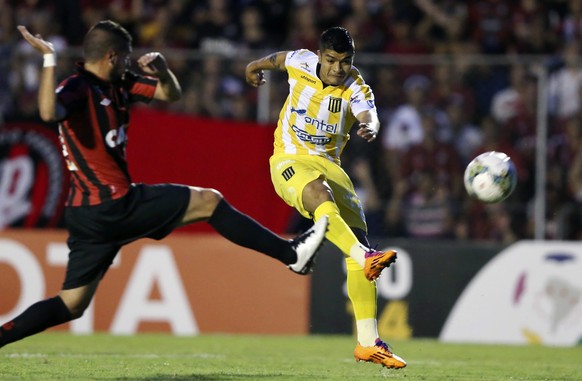 Fran Merida (L) of Brazil&#039;s Atletico Paranaense challenges Gabriel Rios of Bolivia&#039;s The Strongest during their Copa Libertadores soccer match in Curitiba February 13, 2014. REUTERS/Rodolfo  ...