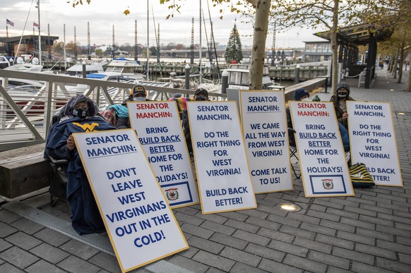 IMAGE DISTRIBUTED FOR CPD ACTION - A group of West Virginians bundled against the cold wait by the entrance to the yacht club where Senator Joe Manchin (R-WV) lives so they can urge him to pass the Bu ...