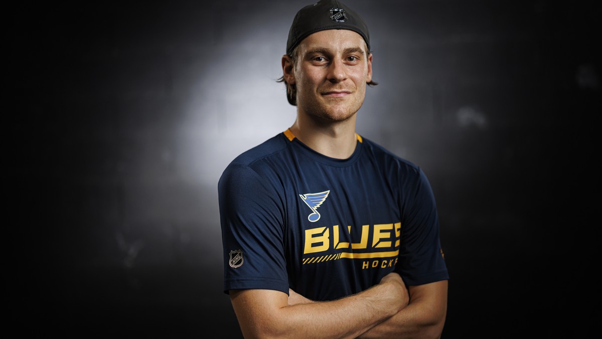Andre Heim, hockeyeur aux St. Louis Blues pose pour un portrait apres son entrainement lors d'une rencontre avec les medias ce vendredi 25 aout 2023 au Mont-sur-Lausanne. (KEYSTONE/Valentin Flaur ...