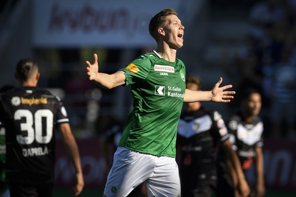 St. Gallens Cedric Itten bejubelt das Tor zum 3-1, im Hintergrund dreht Luganos Fabio Daprela ab, beim Fussball Super-League Spiel zwischen dem FC St. Gallen und dem FC Lugano, am Sonntag, 25. August  ...