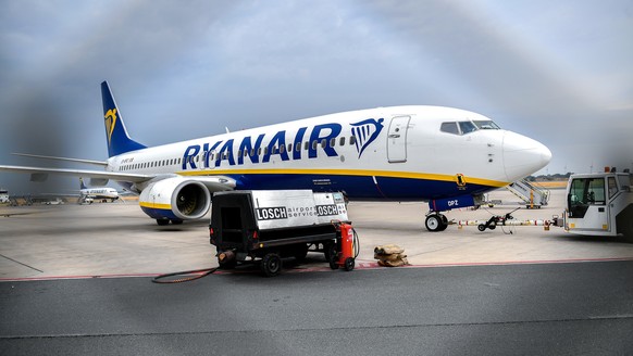 epa06937651 A Ryanair airplane stands on the tarmac at the Niederrhein airport in Weeze, Germany, 09 August 2018. A German pilots&#039; union has called on its members to join a strike on 10 August 20 ...