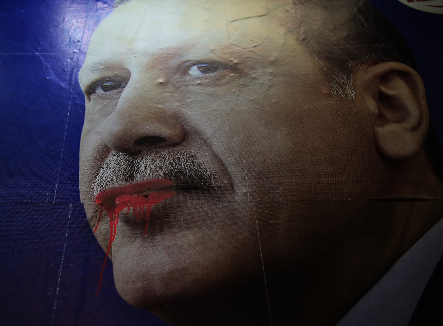 Übermaltes Erdogan-Wahlplakat