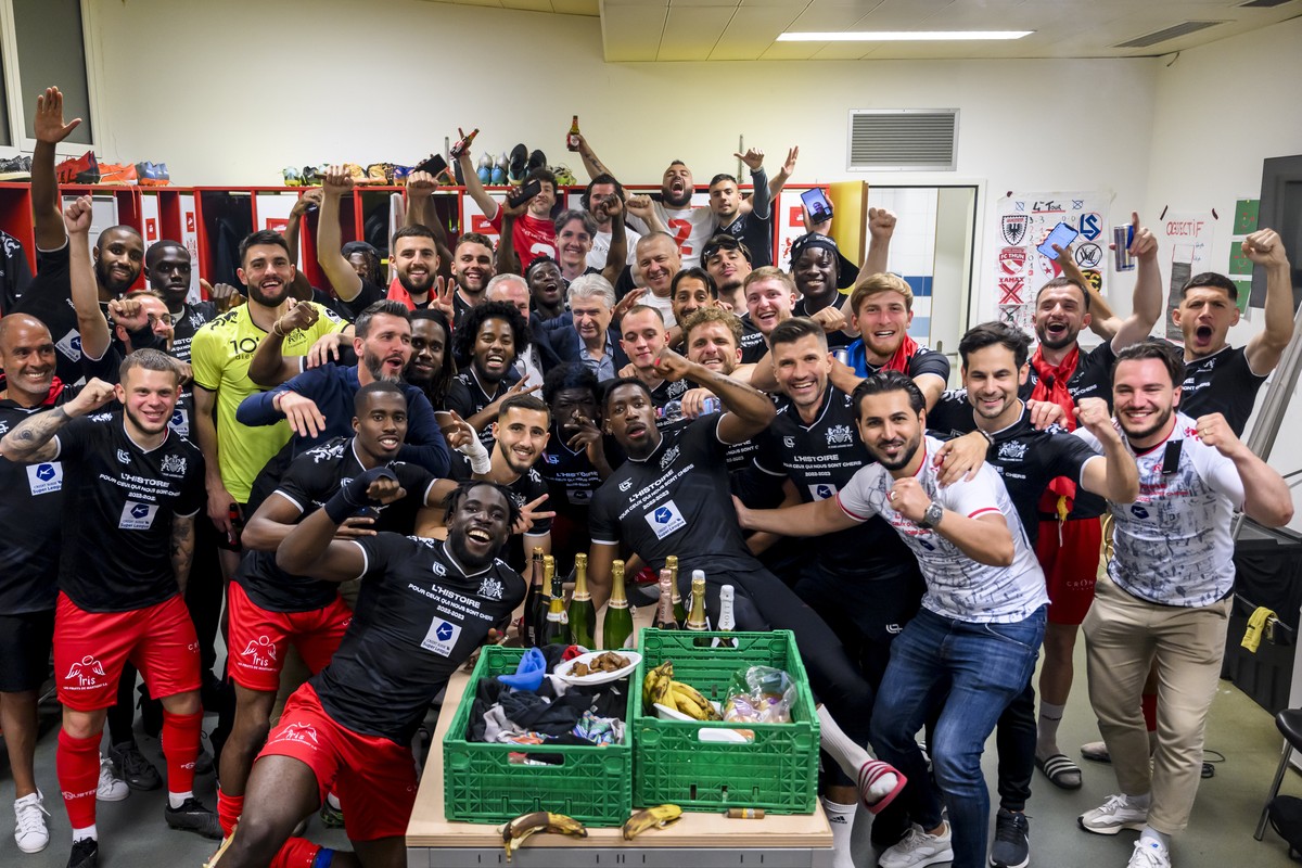 Les joueurs du Stade Lausanne Ouchy fêtent leur promotion en Super League après leur victoire mardi en barrage face au FC Sion à la Pontaise (4-2).
