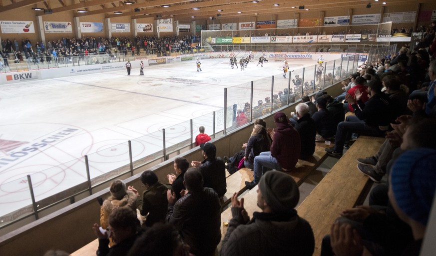 Spieler und Fans von Wiki-Muensingen jubeln beim Ehrentreffer im Swiss Ice Hockey Cup zwischen dem EHC Wiki-Muensingen aus der ersten Liga und dem EV Zug, am Dienstag, 27. September 2016, in der Sagib ...